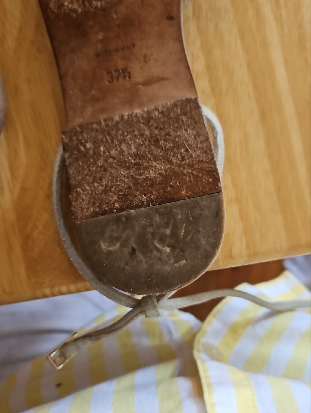 CHANEL Vintage Thong Gray Suede and White Patent Leather Sandals - Picture 13 of 16